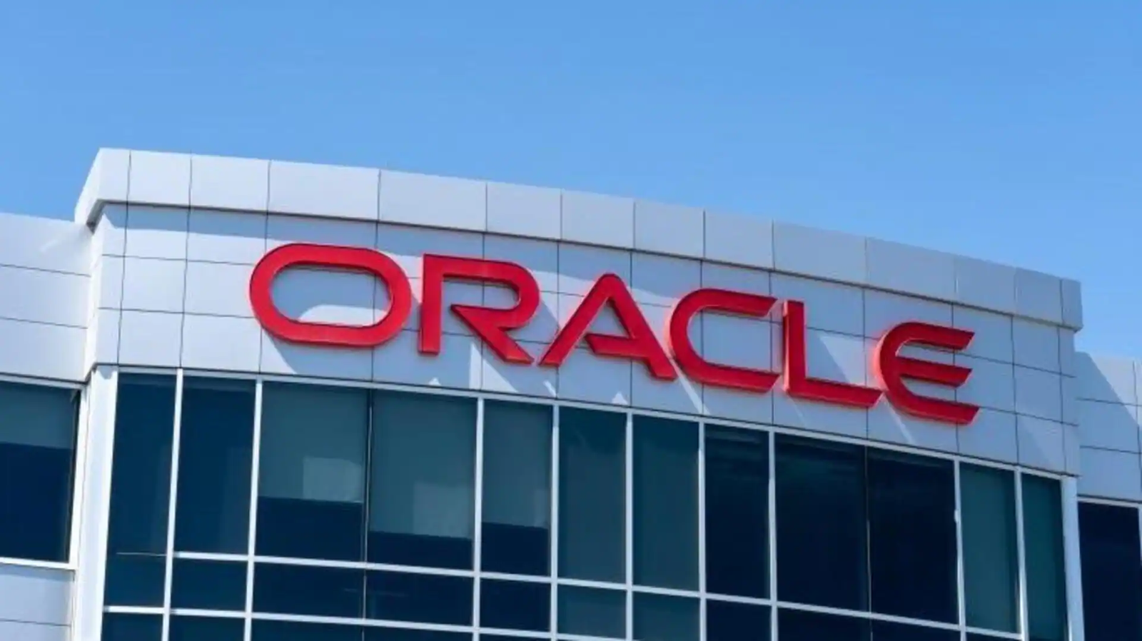 Oracle Weighs 30,000 Job Cuts