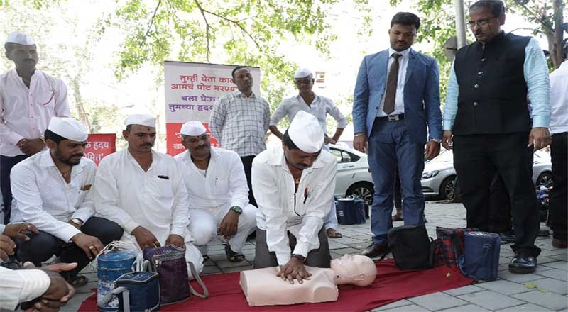 On the milieu of World Heart Day Madhavbaug organized a demonstration of CPR for 'World Famous Mumbai Dabbawalas'