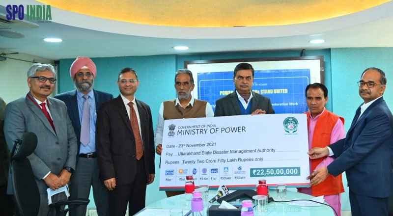 Power Minister presents cheque of Rs.22.50 Crores to Uttarakhand Government