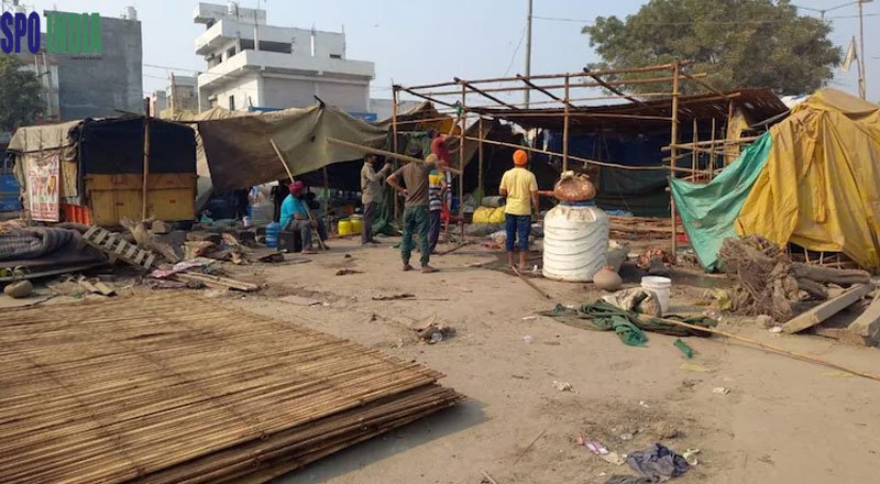 Farmers at Singhu border remove tents from protest site, decision to end agitation to be taken by SKM