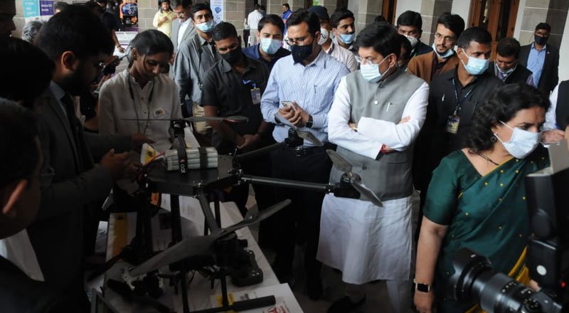 Shri Piyush Goyal visits Science and Technology Park in Savitribai Phule, Pune University